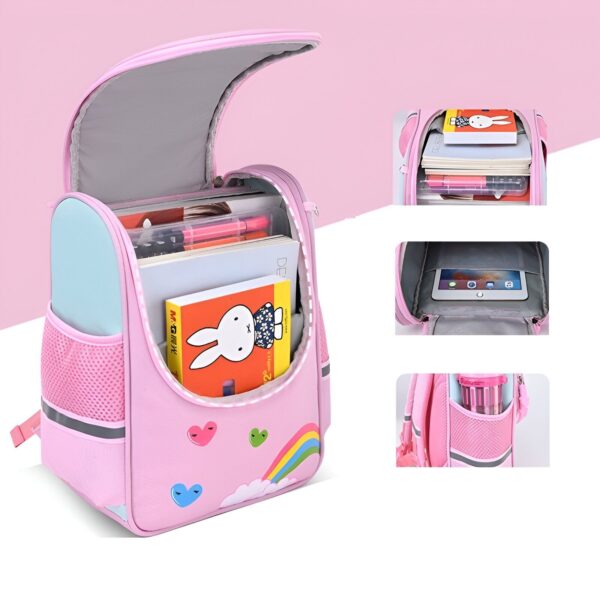 L'image montre un cartable rose avec un motif de lapin mignon. Il y a une trousse avec des fournitures scolaires à l'intérieur du cartable. Il y a aussi une tablette et une bouteille d'eau dans les poches latérales. Le cartable est fabriqué en nylon imperméable et est très résistant. Il est parfait pour les enfants qui aiment les cartables mignons et fonctionnels.