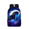cartable-licorne-fantastique-enfant-3a.jpg Le cartable représente une illustration d'une licorne noire avec une crinière arc-en-ciel qui se cabre sur un fond étoilé bleu et violet.