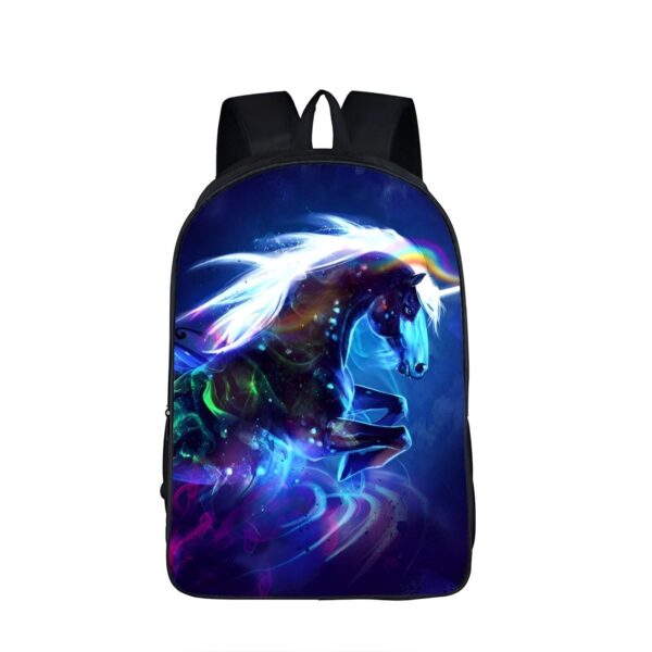 cartable-licorne-fantastique-enfant-3a.jpg Le cartable représente une illustration d'une licorne noire avec une crinière arc-en-ciel qui se cabre sur un fond étoilé bleu et violet.