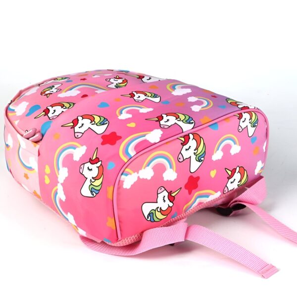 cartable-licorne-fille-ecole-5a.jpg Une image d'un sac à dos rose avec des licornes et des arcs-en-ciel. Le sac à dos est fait d'un matériau durable et possède des bretelles réglables. Il est parfait pour les enfants qui aiment les licornes et les arcs-en-ciel.