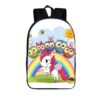 Une image d'une licorne avec des ailes et une crinière roses qui se tient sur un arc-en-ciel. Il y a des hiboux multicolores sur l'arc-en-ciel et des nuages, un soleil et des papillons dans le ciel. Il y a aussi une coccinelle sur l'herbe verte sous l'arc-en-ciel.