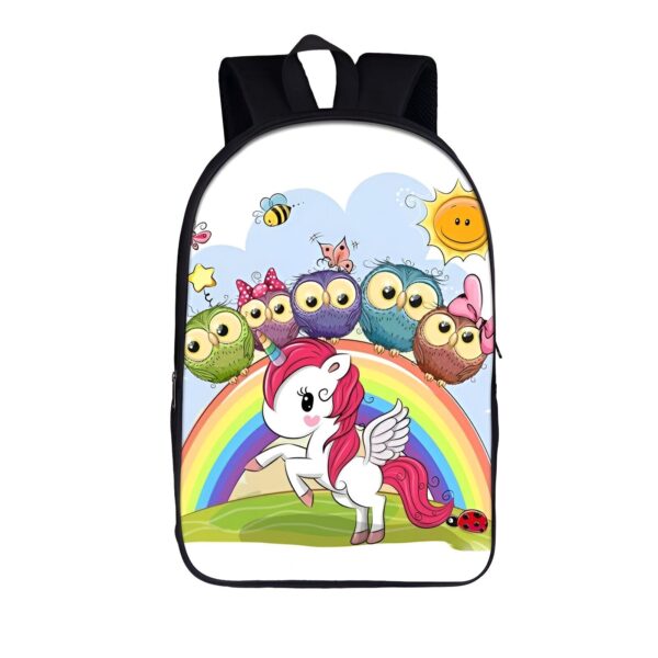 cartable-licorne-fille-kawaii-arc-en-ciel-3a.jpg Une image d'une licorne avec des ailes et une crinière roses qui se tient sur un arc-en-ciel. Il y a des hiboux multicolores sur l'arc-en-ciel et des nuages, un soleil et des papillons dans le ciel. Il y a aussi une coccinelle sur l'herbe verte sous l'arc-en-ciel.