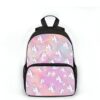 Un sac à dos rose et noir avec une image de licorne dessus. La licorne est blanche avec une crinière et une queue roses. Elle a des étoiles sur le corps. Le sac à dos est fait de polyester et mesure 30 x 25 x 10 cm. Il est parfait pour les enfants de 3 à 6 ans.