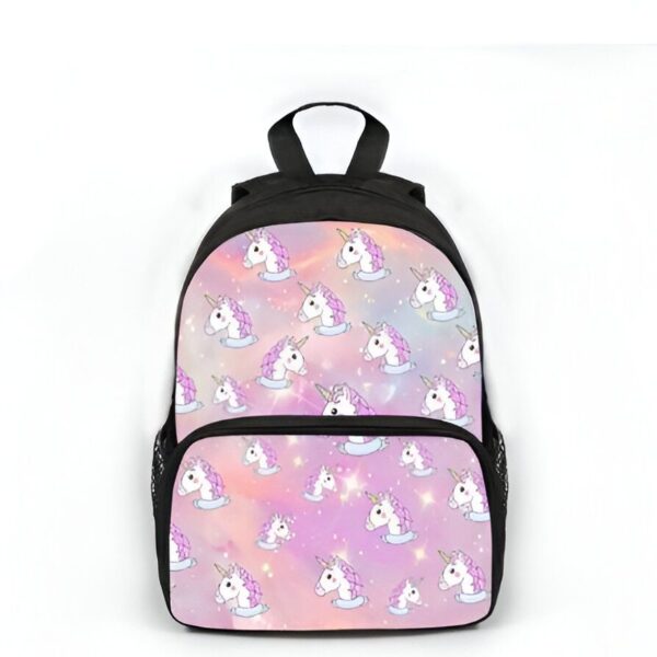 Un sac à dos rose et noir avec une image de licorne dessus. La licorne est blanche avec une crinière et une queue roses. Elle a des étoiles sur le corps. Le sac à dos est fait de polyester et mesure 30 x 25 x 10 cm. Il est parfait pour les enfants de 3 à 6 ans.