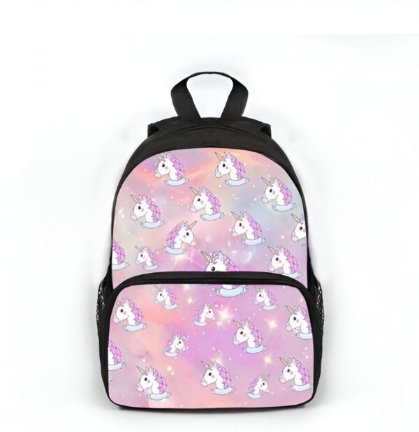 Un sac à dos rose et noir avec une image de licorne dessus. La licorne est blanche avec une crinière et une queue roses. Elle a des étoiles sur le corps. Le sac à dos est fait de polyester et mesure 30 x 25 x 10 cm. Il est parfait pour les enfants de 3 à 6 ans.