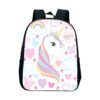 cartable-licorne-fille-unicorne-4a.jpg Le cartable représente une licorne blanche avec une crinière arc-en-ciel. Elle est entourée de nuages, d'étoiles, de coeurs et de papillons. Un arc-en-ciel coloré est en arrière-plan.