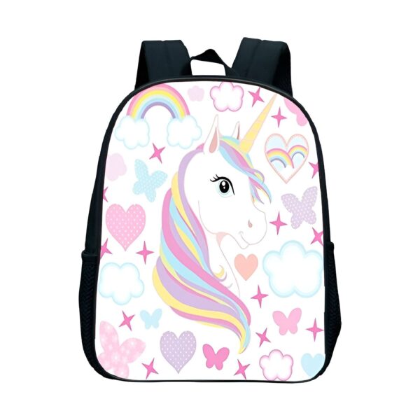 cartable-licorne-fille-unicorne-4a.jpg Le cartable représente une licorne blanche avec une crinière arc-en-ciel. Elle est entourée de nuages, d'étoiles, de coeurs et de papillons. Un arc-en-ciel coloré est en arrière-plan.