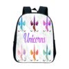 cartable-licorne-fille-unicorns-4a.jpg Le cartable est en marbre blanc avec des licornes colorées. Il y a six licornes, chacune avec une couleur différente de crinière et de queue. Les licornes ont les yeux fermés et sont endormies. Le cartable est parfait pour les enfants qui aiment les licornes.