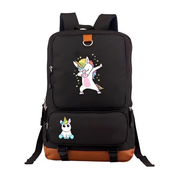 cartable-licorne-grand-format-noir-3a.jpg Le cartable noir possède une image d'une licorne qui fait le dab. Il y a aussi une petite licorne blanche assise à côté.