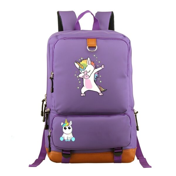 Une image d'un sac à dos violet avec une image de licorne dessus. La licorne est en train de danser le dab.