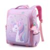 cartable-licorne-mignon-et-etanche-pour-la-maternelle-violet-2a.jpg Un cartable violet avec une image de licorne magique dessus. Il y a aussi un porte-clés en forme de licorne sur le côté.