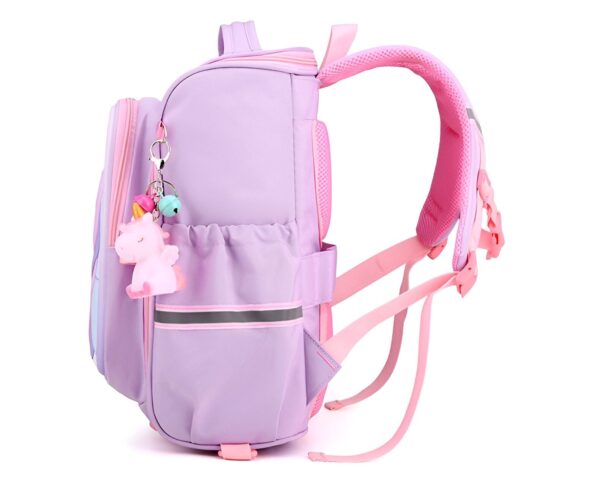 cartable-licorne-mignon-et-etanche-pour-la-maternelle-violet-4a.jpg Un sac à dos rose et violet avec une image de licorne sur le devant. Le sac à dos a plusieurs poches et compartiments, et est idéal pour les enfants de la maternelle et du primaire.