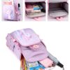 cartable-licorne-mignon-et-etanche-pour-la-maternelle-violet-6a.jpg L'image montre un cartable violet à roulettes avec une licorne magique imprimée dessus. Le cartable est ouvert et on peut voir qu'il y a beaucoup de fournitures scolaires à l'intérieur, comme des livres, des cahiers, des stylos, des crayons, une trousse, etc. Le cartable est également équipé d'une poche pour ordinateur portable et d'une poche pour bouteille d'eau.