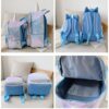 Une image de deux sacs à dos à paillettes de couleur bleu et rose. Les sacs à dos ont la forme d'une licorne avec une corne et des oreilles. Les paillettes sont réversibles et peuvent être retournées pour changer de couleur. Les sacs à dos ont également des bretelles réglables et une poignée de transport.