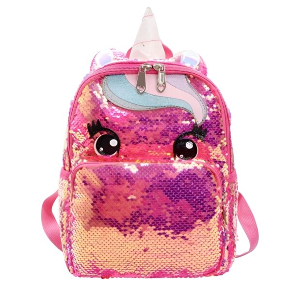 cartable-licorne-paillette-rouge-1a.jpg Un sac à dos rose à paillettes avec une tête de licorne. La licorne a une crinière et une queue arc-en-ciel. Le sac à dos a deux compartiments zippés et des bretelles réglables.
