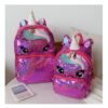 Deux sacs à dos à paillettes roses en forme de licorne avec des yeux et une corne.