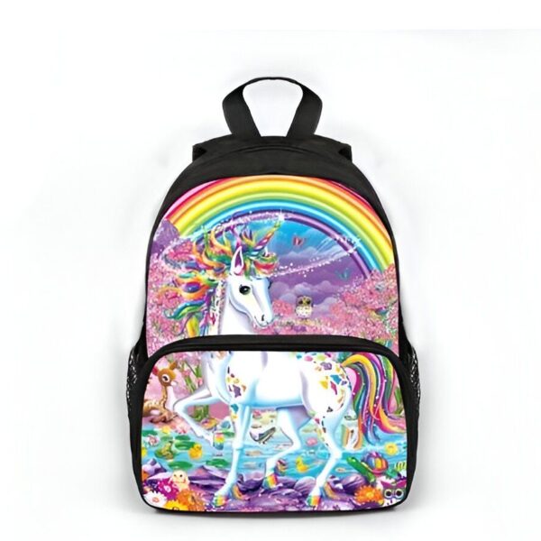 cartable-licorne-paradis-enfant-4a.jpg Une image d'un sac à dos noir avec une image de licorne arc-en-ciel. La licorne est blanche avec une crinière et une queue arc-en-ciel. Il y a aussi des étoiles et des lunes dans l'image. Le sac à dos est parfait pour les enfants qui aiment les licornes et les arcs-en-ciel.