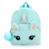 cartable-licorne-peluche-vert-enfant-1a.jpg Un sac à dos en peluche licorne bleu clair avec une corne et des oreilles de licorne, des yeux et une fermeture éclair sur le devant. Il y a un pompon arc-en-ciel sur le côté.