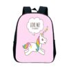 cartable-licorne-petit-adorable-enfant-4a.jpg Le cartable rose avec une licorne blanche qui a une crinière et une queue arc-en-ciel. La licorne a une expression faciale heureuse et porte un collier avec un pendentif en forme de diamant. Il y a des diamants qui l'entourent et une bulle avec le texte "Love me, I'm fabulous"