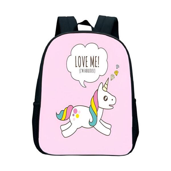 cartable-licorne-petit-adorable-enfant-4a.jpg Le cartable rose avec une licorne blanche qui a une crinière et une queue arc-en-ciel. La licorne a une expression faciale heureuse et porte un collier avec un pendentif en forme de diamant. Il y a des diamants qui l'entourent et une bulle avec le texte "Love me, I'm fabulous"