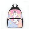 Le cartable représente une licorne blanche avec une crinière et une queue roses. Elle a des ailes et est debout sur un nuage. Il y a un arc-en-ciel et des étoiles multicolores en arrière-plan.
