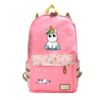 cartable-licorne-rose-scolaire-1a.jpg Le cartable rose à pois blancs est décoré d'une licorne blanche avec une corne et une crinière arc-en-ciel. La poche avant est ornée d'un motif floral.