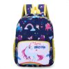 cartable-licorne-scolaire-bleu-fonce-2a.jpg Un sac à dos bleu avec une image de licorne et un arc-en-ciel.
