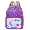 cartable-licorne-scolaire-violet-2a.jpg Un sac à dos violet avec une image de licorne et un arc-en-ciel. Le sac à dos est également décoré de papillons et d'étoiles.