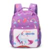 cartable-licorne-scolaire-violet-pastel-2a.jpg Un sac à dos violet avec une image de licorne dessus. Le sac à dos est également décoré d'étoiles, de lunes et de cœurs.