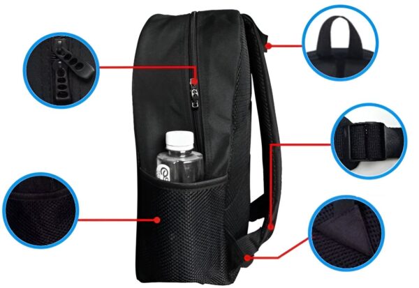 cartable-licorne-se-cabrant-enfant-3a L'image montre un sac à dos noir avec plusieurs poches et compartiments. Il y a une grande poche principale avec une fermeture éclair, une poche avant plus petite avec une fermeture éclair, et deux poches latérales en filet. Le sac à dos a également des bretelles réglables et une poignée de transport.