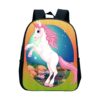 cartable-licorne-se-cabrant-enfant-4a Une image représentant un sac à dos d'écolier avec une illustration d'une licorne blanche avec une crinière et une queue roses. La licorne se tient debout sur ses pattes arrières et se trouve dans un pré vert avec des fleurs et des rochers. Le sac à dos est noir avec des contours blancs et possède deux bretelles noires.