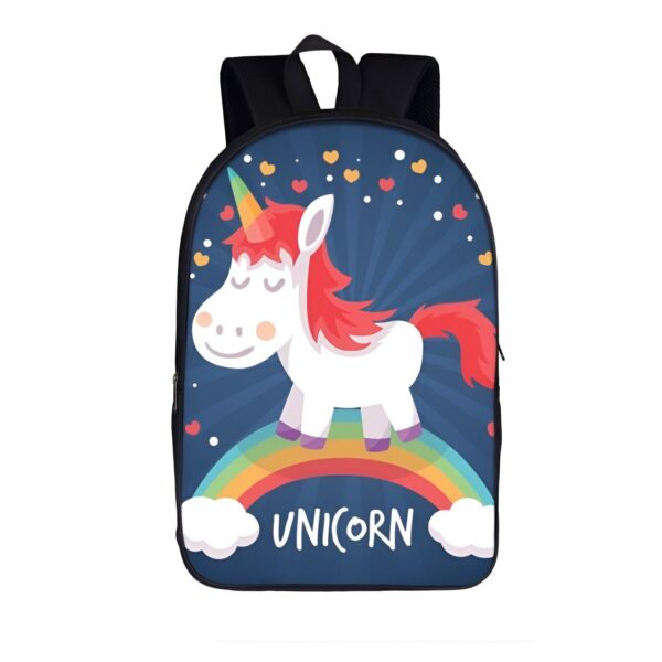cartable-licorne-unicorn-enfant-3a.jpg licorne blanche avec crinière et queue arc-en-ciel, debout sur un arc-en-ciel avec des nuages et des coeurs sur un fond bleu marine