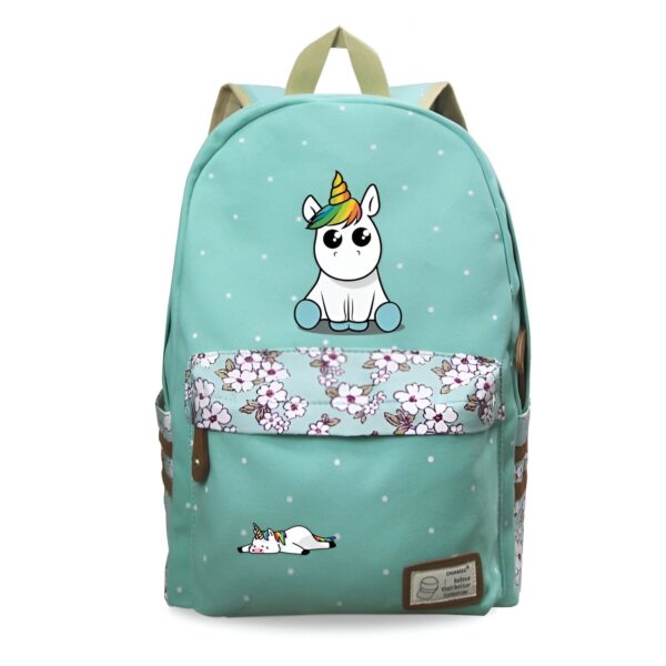 cartable-licorne-vert-1a.jpg Le cartable est de couleur vert menthe avec un motif de fleurs blanches et roses. Il y a une grande poche à l'avant avec une fermeture éclair, et une plus petite poche sur le dessus avec une fermeture éclair. Les bretelles sont réglables et il y a une poignée sur le dessus pour le porter à la main. Le cartable est décoré d'une image d'une licorne blanche avec une crinière et une queue arc-en-ciel. La licorne est allongée sur le dos avec les yeux fermés.