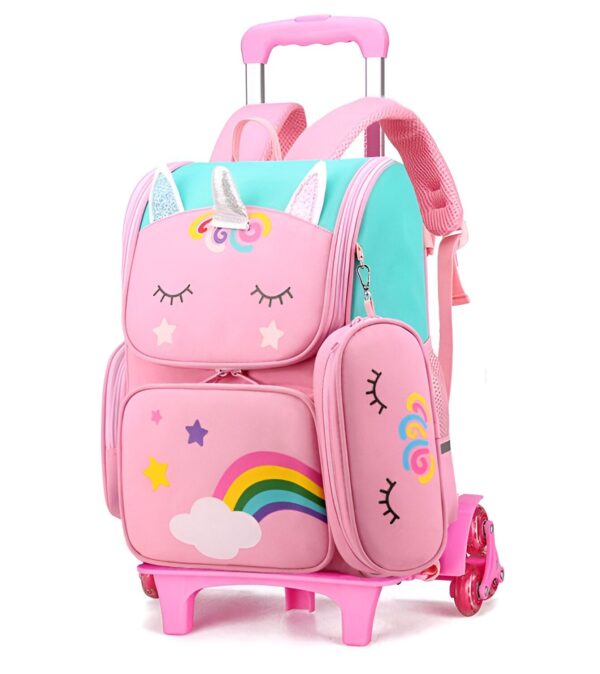 Une image d'un cartable à roulettes rose avec une licorne. Le cartable possède une poignée rose et des roues. Il est décoré d'une licorne avec des étoiles et un arc-en-ciel.