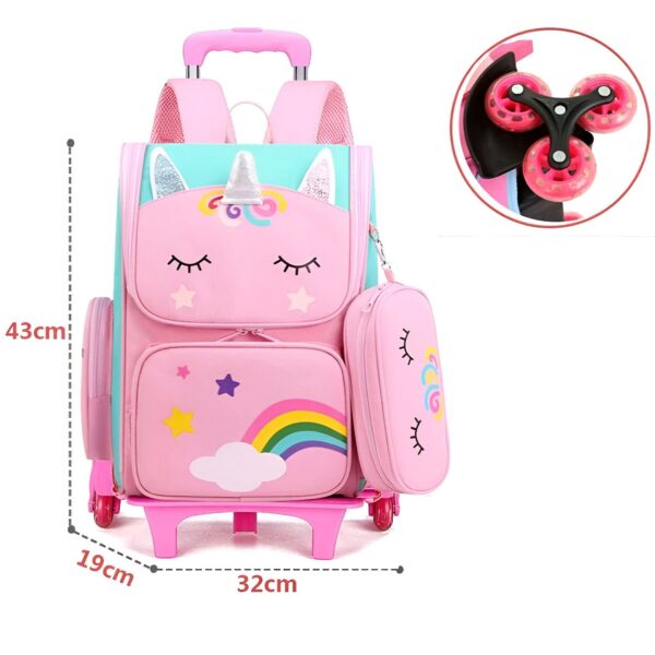 cartable-roulette-licorne-2a.jpg L'image montre un cartable à roulettes rose avec une licorne. Le cartable est équipé de plusieurs compartiments et d'une poignée télescopique. Il est parfait pour les enfants qui aiment les licornes et qui ont besoin d'un cartable pratique et fonctionnel.