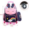 Une image d'un cartable à roulettes pour enfant. Le cartable est rose et bleu avec une image de licorne. Il y a une trousse assortie.