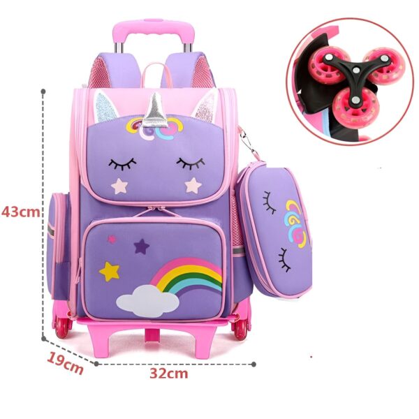 L'image montre un cartable à roulettes pour enfant. Il est de couleur rose et mauve avec une image de licorne. Le cartable possède une poignée rétractable et des roulettes. Il est également livré avec une trousse assortie.