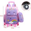 L'image montre un cartable à roulettes pour enfant. Il est de couleur rose et mauve avec une image de licorne. Le cartable possède une poignée rétractable et des roues. Il est également livré avec une trousse assortie.