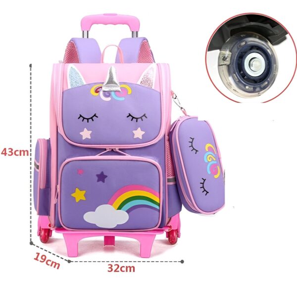 L'image montre un cartable à roulettes pour enfant. Il est de couleur rose et mauve avec une image de licorne. Le cartable possède une poignée rétractable et des roues. Il est également livré avec une trousse assortie.