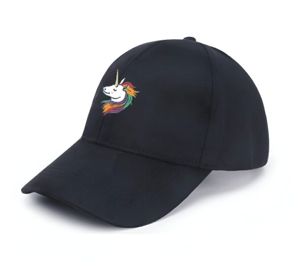 casquette-licorne-adulte-noir-2a.jpg Une casquette noire avec une broderie d'une tête de licorne blanche avec une crinière arc-en-ciel.