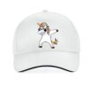 Une casquette de baseball blanche avec un motif de licorne. La licorne porte des lunettes de soleil et fait un dab.