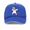casquette-licorne-dab-bleu-1a.jpg Une casquette de baseball bleue avec un motif de licorne blanche qui fait un dab. La licorne porte des lunettes de soleil et a une crinière et une queue arc-en-ciel.