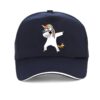 casquette-licorne-dab-bleu-fonce-1a.jpg Une casquette de baseball bleue avec un motif de licorne blanche qui fait un dab. La licorne porte des lunettes de soleil et a une crinière et une queue arc-en-ciel.