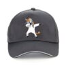 casquette-licorne-dab-gris-1a.jpg Une casquette de baseball grise avec un motif de licorne. La licorne porte des lunettes de soleil et fait un dab.