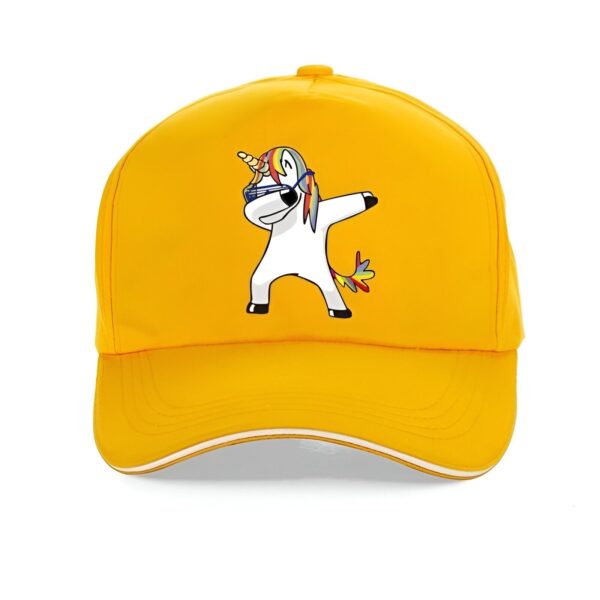 Une casquette de baseball jaune avec un motif de licorne blanche qui fait un dab. La licorne porte des lunettes de soleil et a une crinière et une queue arc-en-ciel.