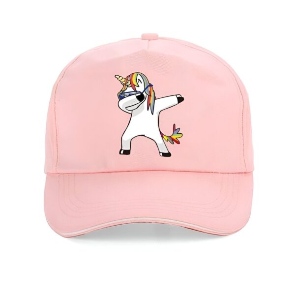 casquette-licorne-dab-rose-1a.jpg Une casquette rose avec un motif de licorne blanche qui fait un dab. La licorne porte des lunettes de soleil et a une crinière et une queue arc-en-ciel.