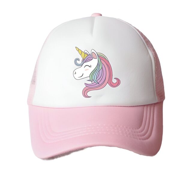 casquette-licorne-fille-2a.jpg Une casquette de baseball rose et blanche avec un motif de licorne. La licorne a une corne jaune, une crinière et une queue arc-en-ciel, et un visage souriant.