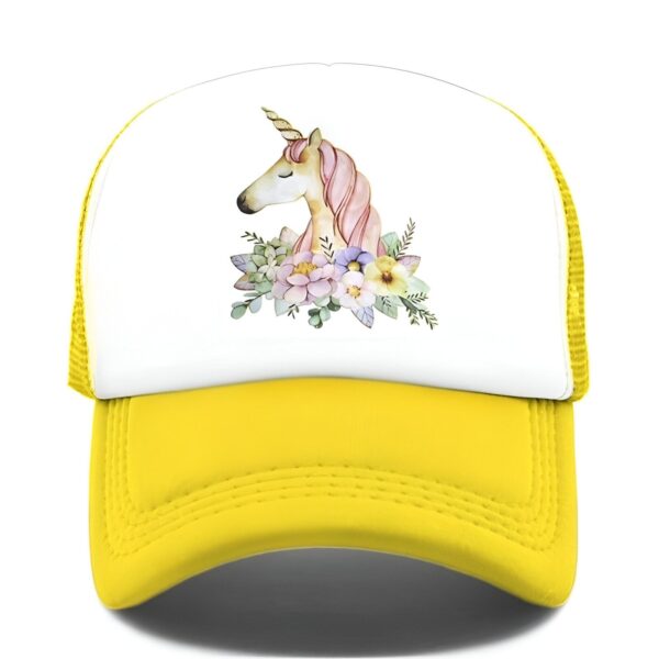 casquette-licorne-jaune-1a-1.jpg Une casquette de baseball jaune avec un motif de licorne. La licorne est blanche avec une crinière et une queue roses. Elle est entourée de fleurs et de feuilles.