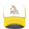 casquette-licorne-jaune-1a.jpg Une casquette de baseball jaune avec un motif de licorne. La licorne est blanche avec une crinière et une queue roses. Elle est entourée de fleurs et de feuilles.