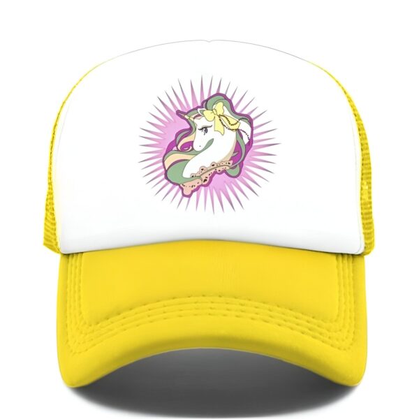 casquette-licorne-kawaii-jaune-1a.jpg Une casquette de baseball jaune avec un motif de licorne. La licorne est blanche avec une crinière et une queue arc-en-ciel. Elle porte un collier de fleurs et un nœud jaune sur la tête.